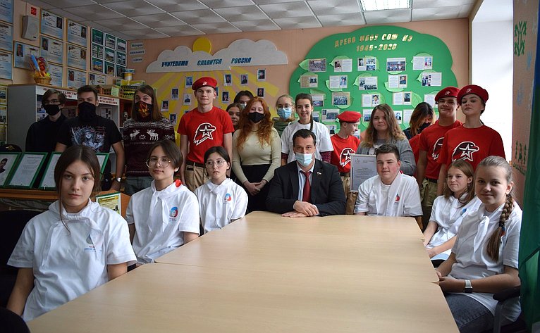 Эдуард Исаков в рамках рабочей недели в регионе посетил среднюю общеобразовательную школу №3 города Ханты-Мансийска