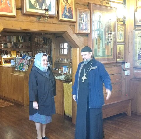 Лариса Мельник доставила в строящийся храм-памятник защитникам Отечества священную землю с Малахова кургана и Сапун-горы