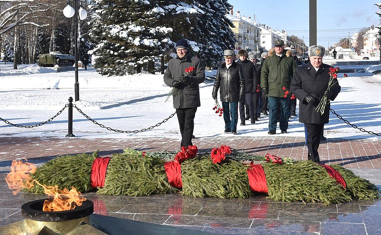 Константин Косачев и Сергей Мартынов приняли участие в церемонии возложения цветов к монументу Воинской Славы и Вечному огню в г. Йошкар-Ола