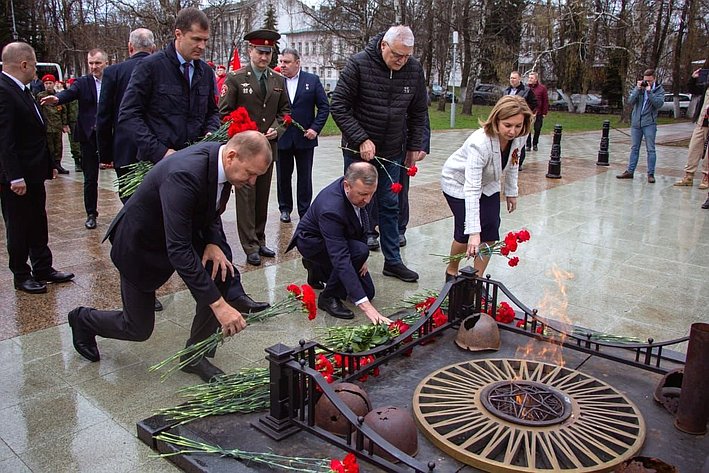 Участники встречи возложили цветы к монументу «Вечный огонь» в память о воинах, погибших в годы Великой Отечественной войны 1941–1945 годов