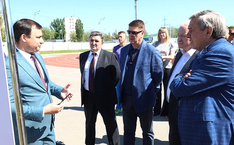В ходе поездки сенаторы РФ побывали на стадионе «Торпедо», где в планах строительство универсального спортзала и реконструкция водноспортивной базы «Олимпия» в Энгельсе