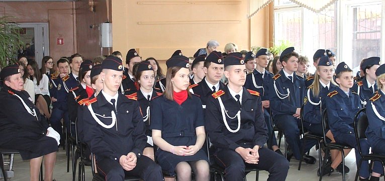 Александр Савин в ходе поездки в регион посетил Людиновскую школу №6