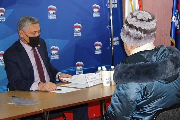 Юрий Валяев в рамках региональной недели провел прием жителей г. Биробиджана и области