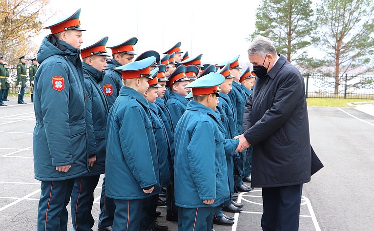 Юрий Воробьев принял участие в торжественной церемонии приведения кадет к клятве и поздравил ребят со вступлением в российское кадетское братство