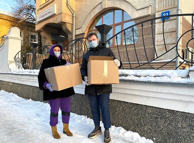 Юрий Воробьев передал четыре тысячи медицинских масок для вологодских волонтеров