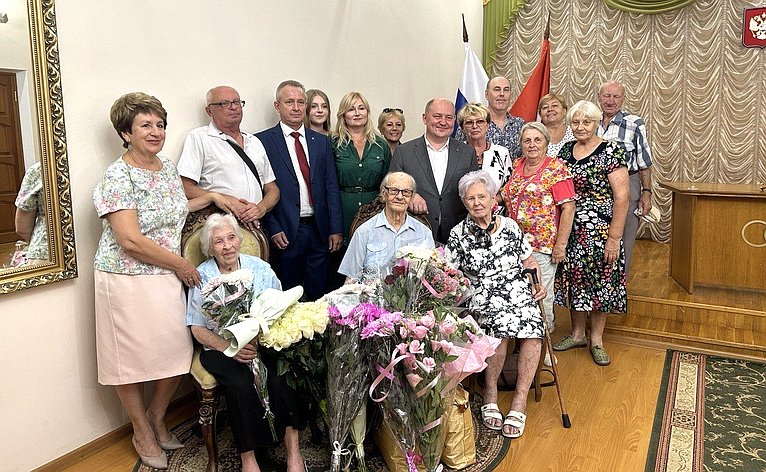 Екатерина Алтабаева поздравила супружескую пару в Севастополе с 70-летним юбилеем совместной жизни