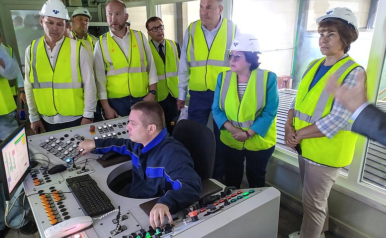 В рамках работы Совета по вопросам развития лесного комплекса сенаторы посетили ряд производственных объектов на территории Архангельской области