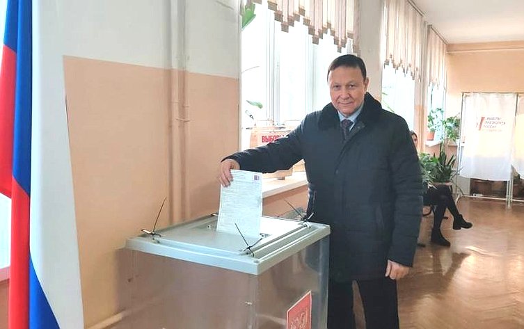 Александр Ролик в числе первых проголосовал на своем избирательном участке № 702 в Первореченском районе Владивостока