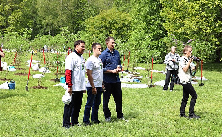 В Год защитника Отечества и 80-летия Победы в Великой Отечественной войне 1941–1945 годов сенаторы РФ и сотрудники Аппарата СФ провели акцию «Сад Памяти» — высадили 250 кустов сирени в музее-заповеднике «Горки Ленинские»