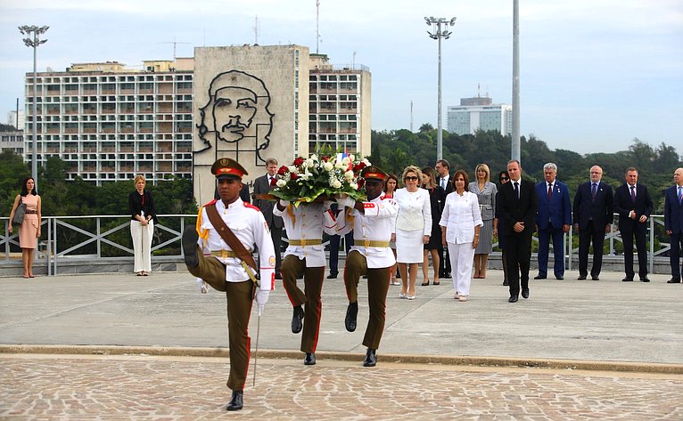 Возложение венка к Могиле неизвестного борца за независимость Кубы