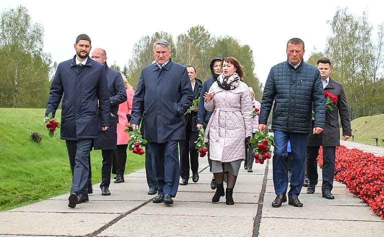 Участники заседания Межпарламентской комиссии СФ и Совета Республики Национального собрания Республики Беларусь по межрегиональному сотрудничеству возложили венок и цветы к монументу Победы в Минске