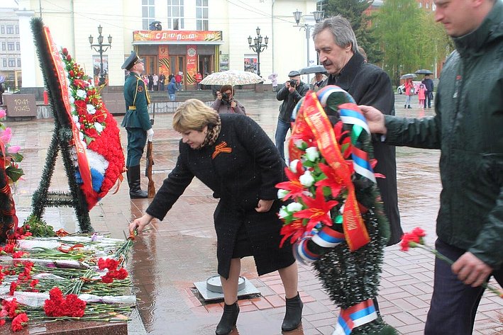Ольга Хохлова возложила цветы к Вечному огню в Муроме и поздравила жителей города с Днём Победы