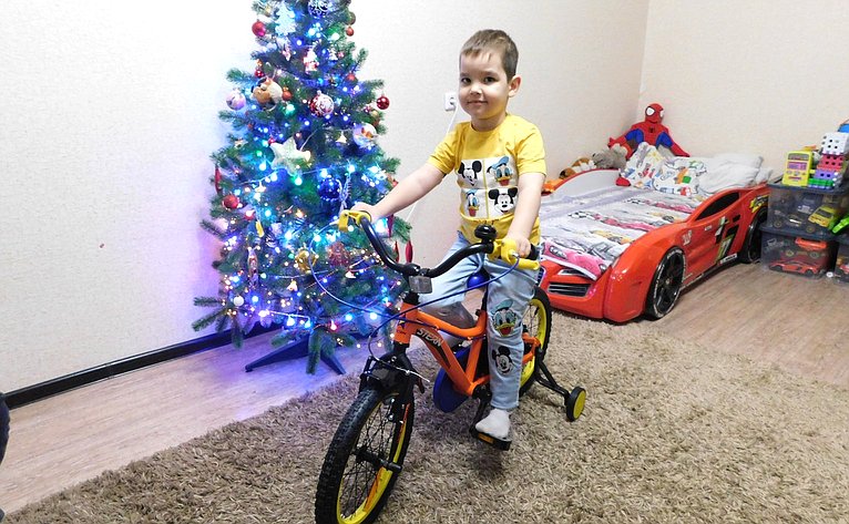 Алексей Кондратенко исполнил новогодние желания детей, написавших о своей мечте в оргкомитет российского благотворительного проекта «Елка желаний»