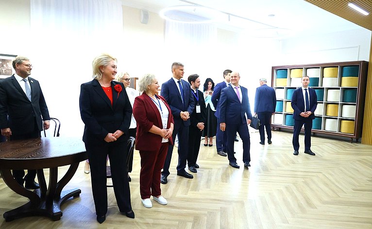 В рамках работы Х Парламентского форума «Историко-культурное наследие России» в Великом Новгороде Валентина Матвиенко посетила детскую общеобразовательную школу имени Г.Р. Державина и Дом музыки имени С.В. Рахманинова