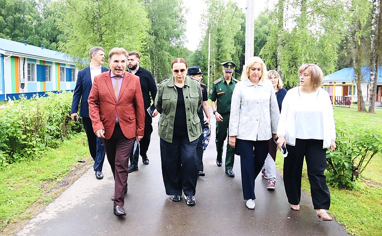 Урок мужества и патриотизм, посвященный героям Отечества, прошёл с участием сенатора в оздоровительном лагере «Синие дали» в Красносельском районе