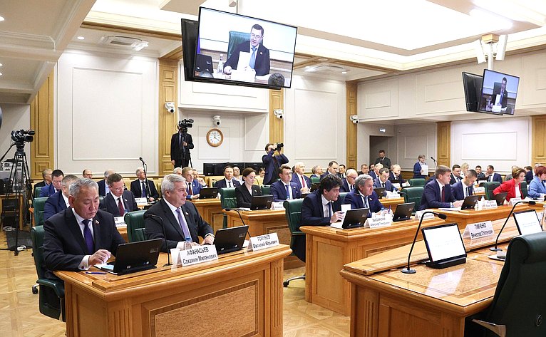Парламентские слушания на тему «Вопросы управления комплексами индивидуальных жилых домов»