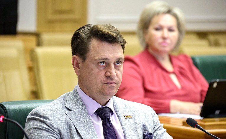 Олег Голов