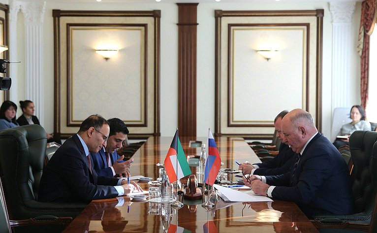 Встреча председателя Комитета Совета Федерации по международным делам Григория Карасина с Чрезвычайным и Полномочным Послом Государства Кувейт в РФ