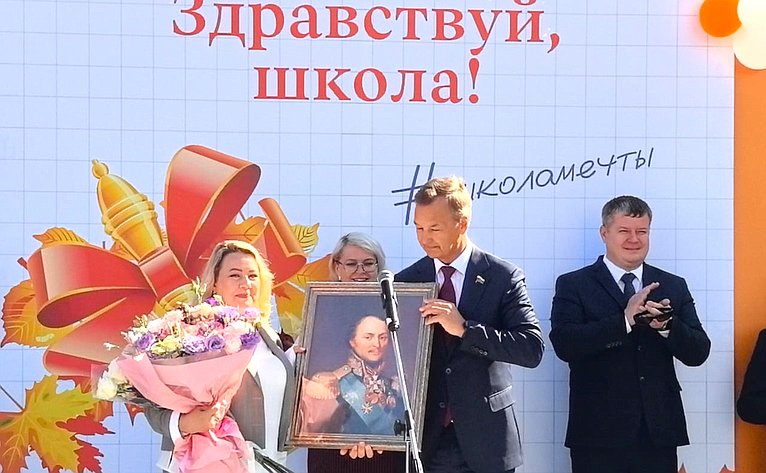 Первый заместитель Председателя Совета Федерации Андрей Яцкин поздравил учителей и учеников начальной школы № 5 города Азова с Днем знаний