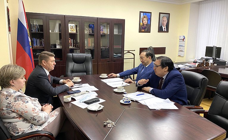 Андрей Шевченко провел встречу с главой Республики Саха (Якутия) Айсеном Николаевым