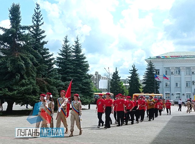 Ольга Бас приняла участие в церемонии приема детей в ряды «Юнармии» в ЛНР