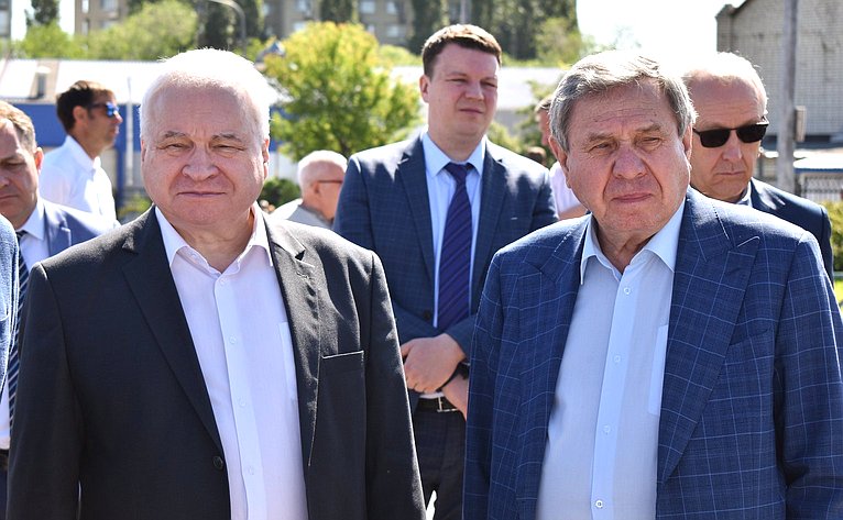 В ходе поездки сенаторы РФ побывали на стадионе «Торпедо», где в планах строительство универсального спортзала и реконструкция водноспортивной базы «Олимпия» в Энгельсе