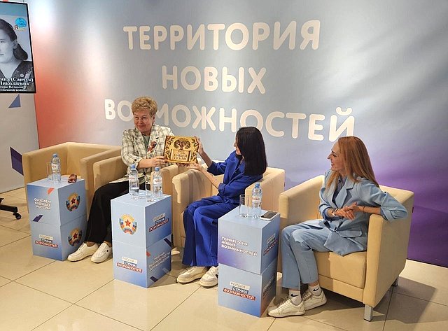 Ольга Бас в преддверии Дня солидарности трудящихся приняла участие во встрече в ЛНР