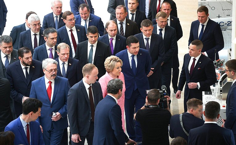 Валентина Матвиенко и Министр промышленности и торговли РФ Антон Алиханов ознакомились с выставкой, посвященной передовым разработкам отечественной промышленности