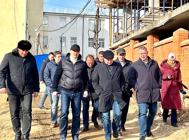 Анатолий Артамонов совершил рабочую поездку в Кавминводы и посетил строительные площадки социальных объектов Кисловодска