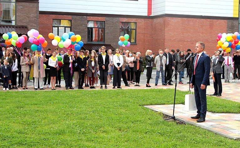 Владимир Кравченко побывал на церемонии открытия нового корпуса томского Губернаторского Светленского лицея