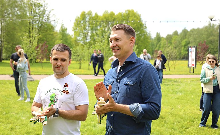В Год защитника Отечества и 80-летия Победы в Великой Отечественной войне 1941–1945 годов сенаторы РФ и сотрудники Аппарата СФ провели акцию «Сад Памяти» — высадили 250 кустов сирени в музее-заповеднике «Горки Ленинские»