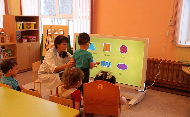 Сенатор передала воспитанникам детского сада №32 города Стерлитамака развивающий интерактивный комплекс