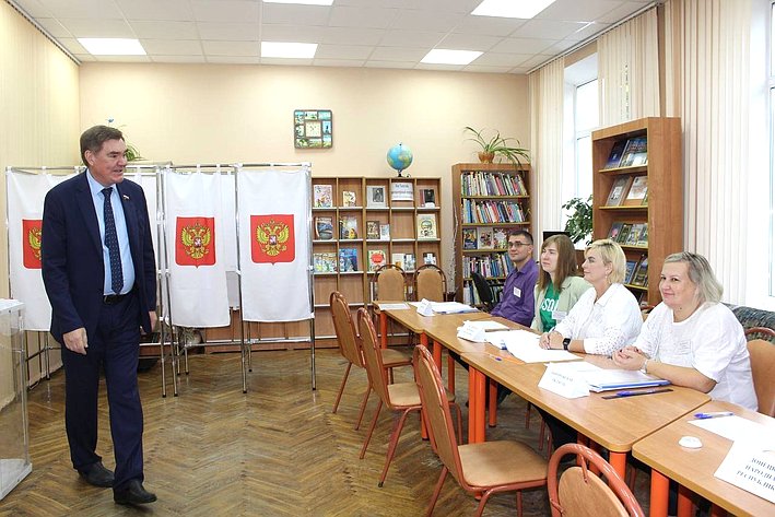 Александр Савин в г. Калуге и в г. Обнинске посетил несколько избирательных участков, на которых смогут проголосовать жители новых регионов