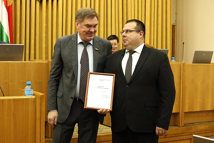 Александр Савин вручил награды Совета Федерации отличившимся землякам