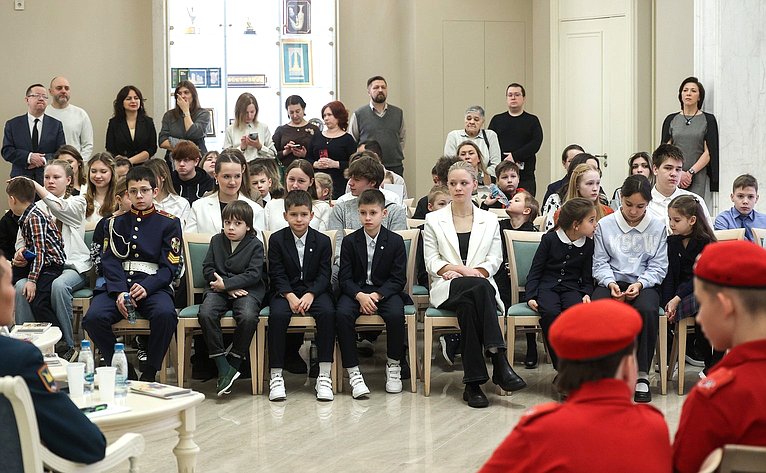 В Совете Федерации состоялась встреча московских школьников с Героями России, сенаторами Российской Федерации — участниками боевых действий