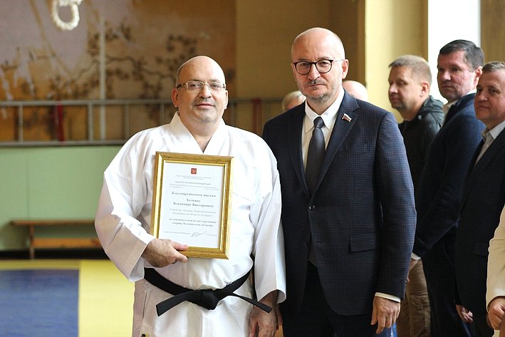 Олег Цепкин наградил членов Федерации каратэ Челябинской области