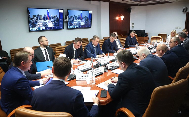 Заседание секции «Цифровая трансформация транспорта» на тему «Обсуждение концепций логистического проекта-международного транспорта БАС-Хаба с применением беспилотных летательных аппаратов между Россией и Китаем»