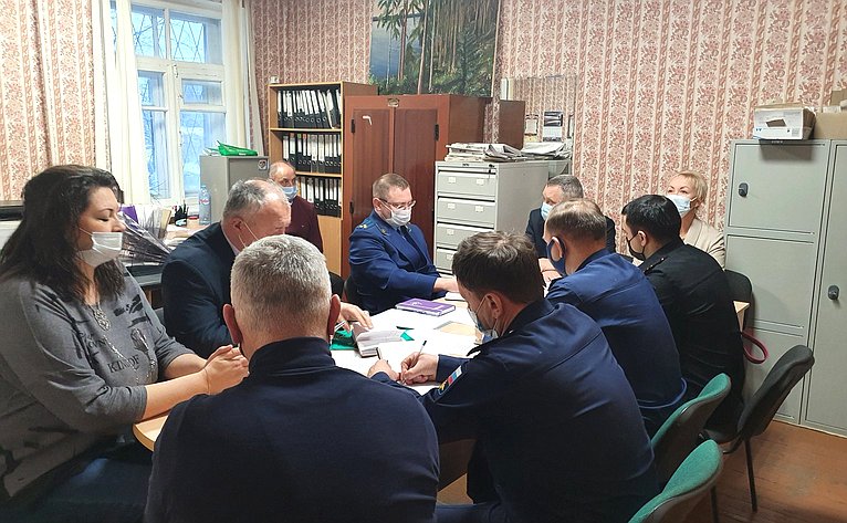 Александр Ракитин в ходе рабочей поездки в регион провел встречу с жителями и предпринимателями в поселке Чална-1 Прионежского муниципального района