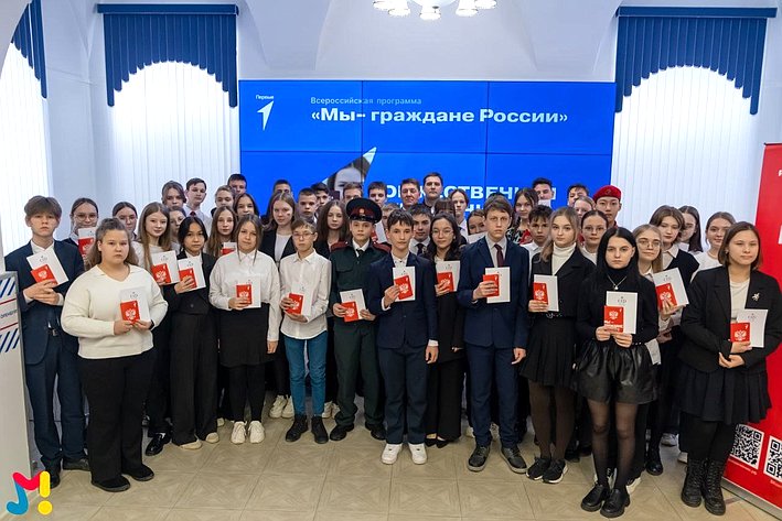 Андрей Шевченко в ходе работы в регионе вручил паспорта лучшим представителям талантливой молодежи Оренбурга