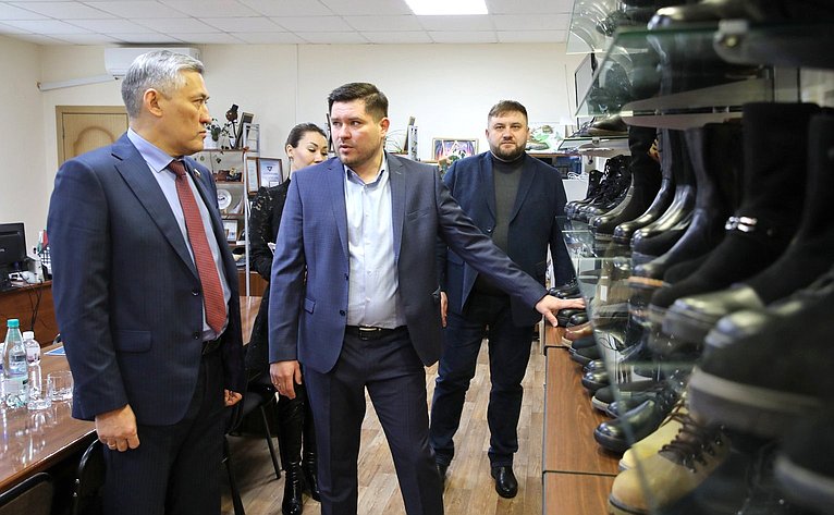 Юрий Валяев посетил Биробиджанскую обувную фабрику