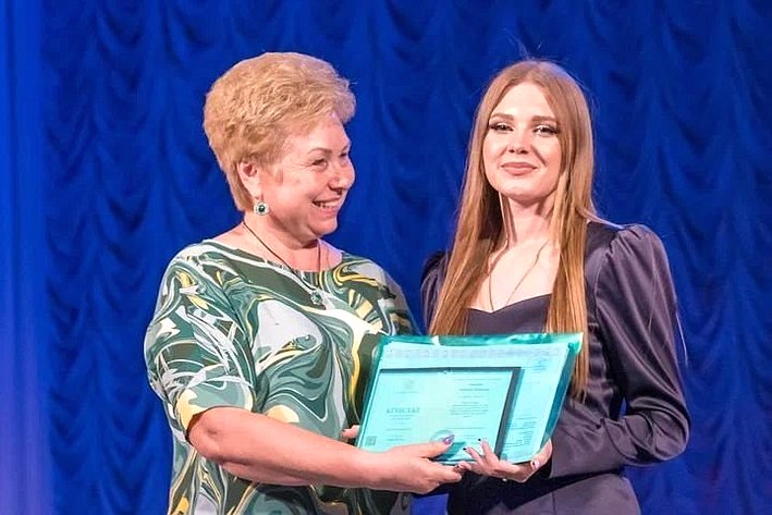Ольга Бас приняла участие в торжественном вручении аттестатов РФ выпускникам лицея в Луганской Народной Республике
