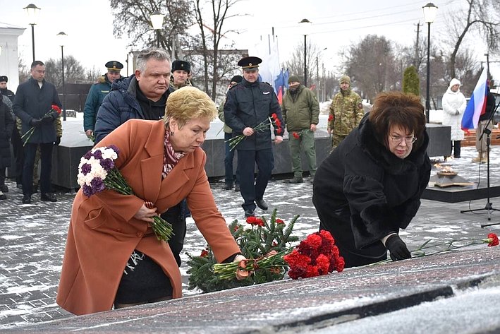 Ольга Бас в ЛНР приняла участие в открытии обновленного мемориала участникам Великой Отечественной войны