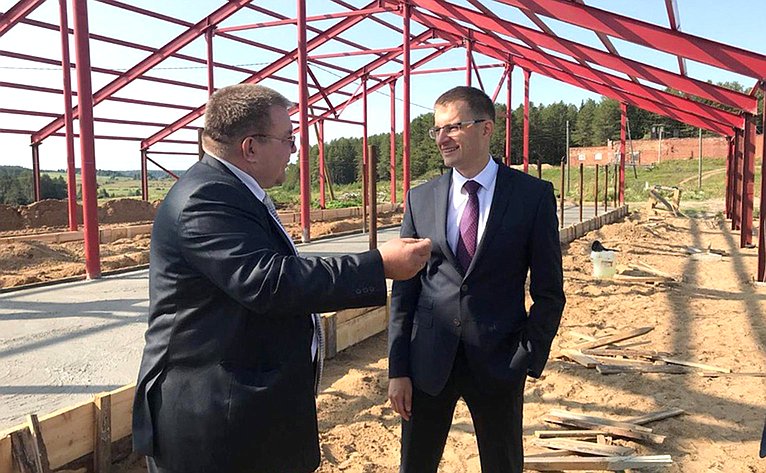 Дмитрий Шатохин оценил строительство новых объектов в Помоздино – школы и фермы на 200 голов