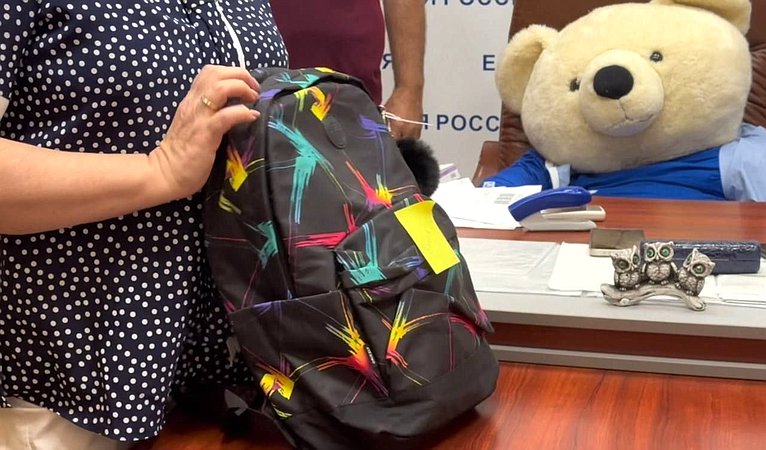 Лариса Мельник вручила детям из семей, попавших в трудную жизненную ситуацию, портфели с канцелярскими принадлежностями