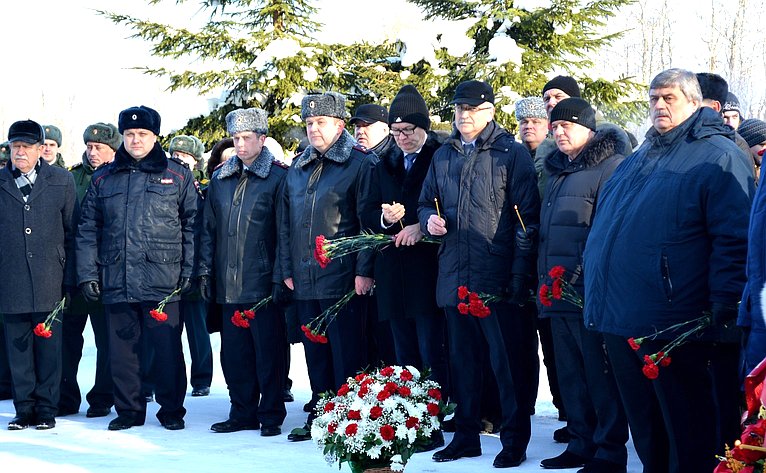 Михаил Козлов почтил память костромичей, отдавших свою жизнь, защищая и обеспечивая безопасность Родины