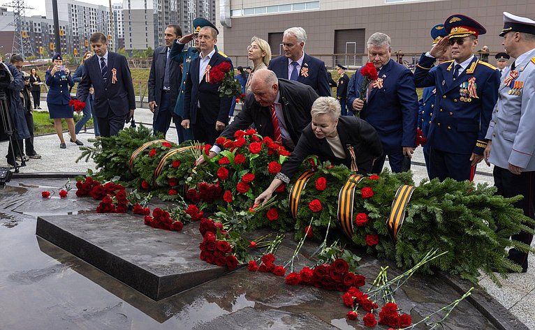 Григорий Карасин вместе с губернатором Сахалинской области Валерием Лимаренко, представителями силовых ведомств и общественности открыли в Южно-Сахалинске сквер «Щит и Меч»