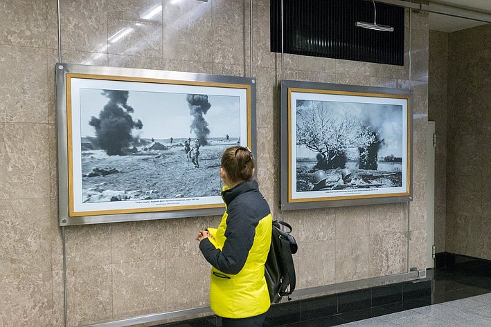 Фотовыставка в московском метро, посвященная 70-летию Победы в Великой Отечественной войне