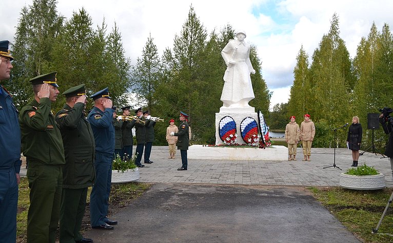 Участники мероприятия возложили цветы к памятнику неизвестному солдату в селе Ферапонтово