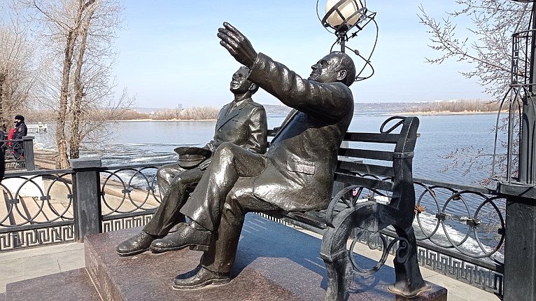 У памятника Юрию Гагарину и Сергею Королеву