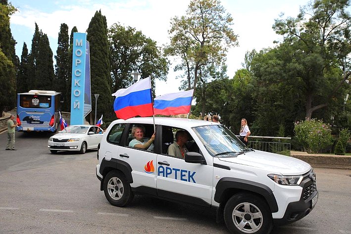 Елена Писарева в «Артеке» дала старт автопробегу